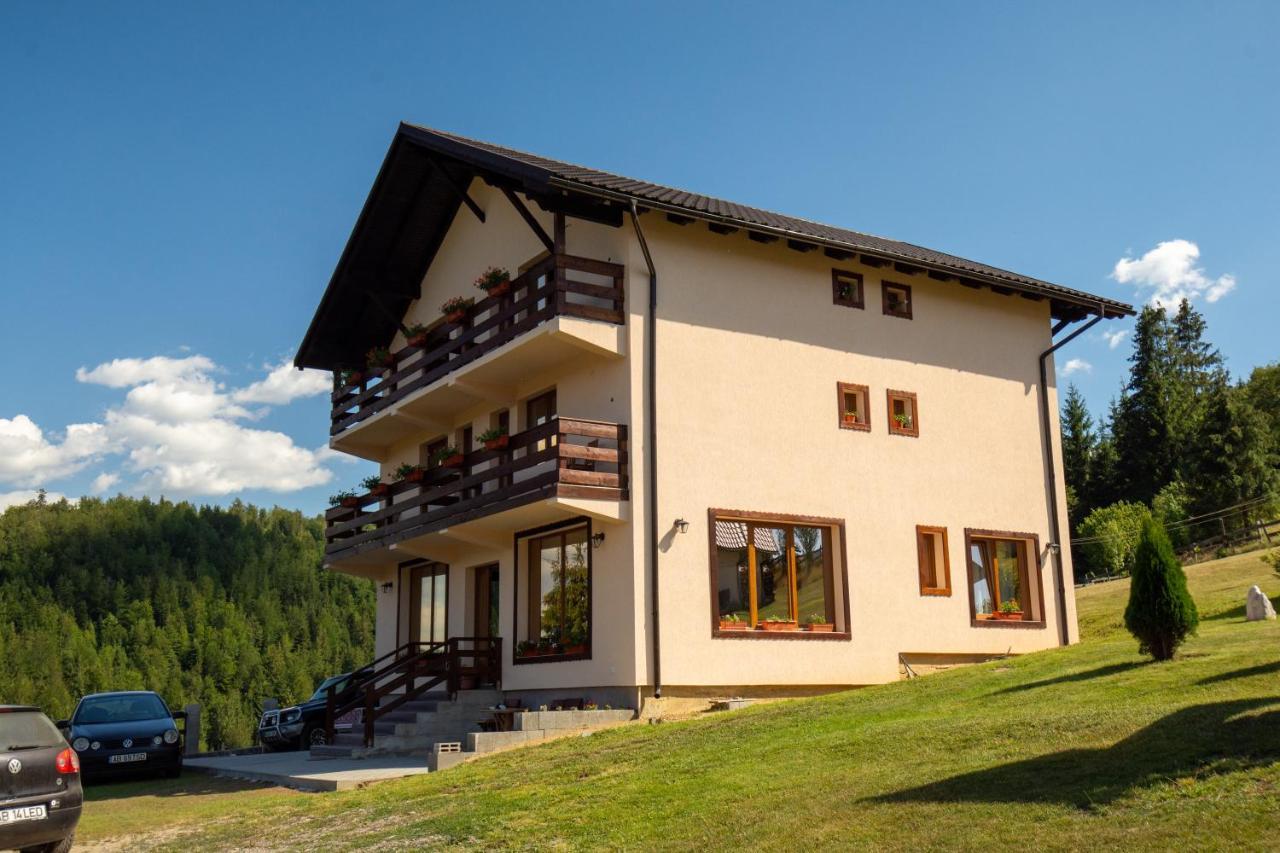 Denisa's Lodge Arieşeni Exteriör bild
